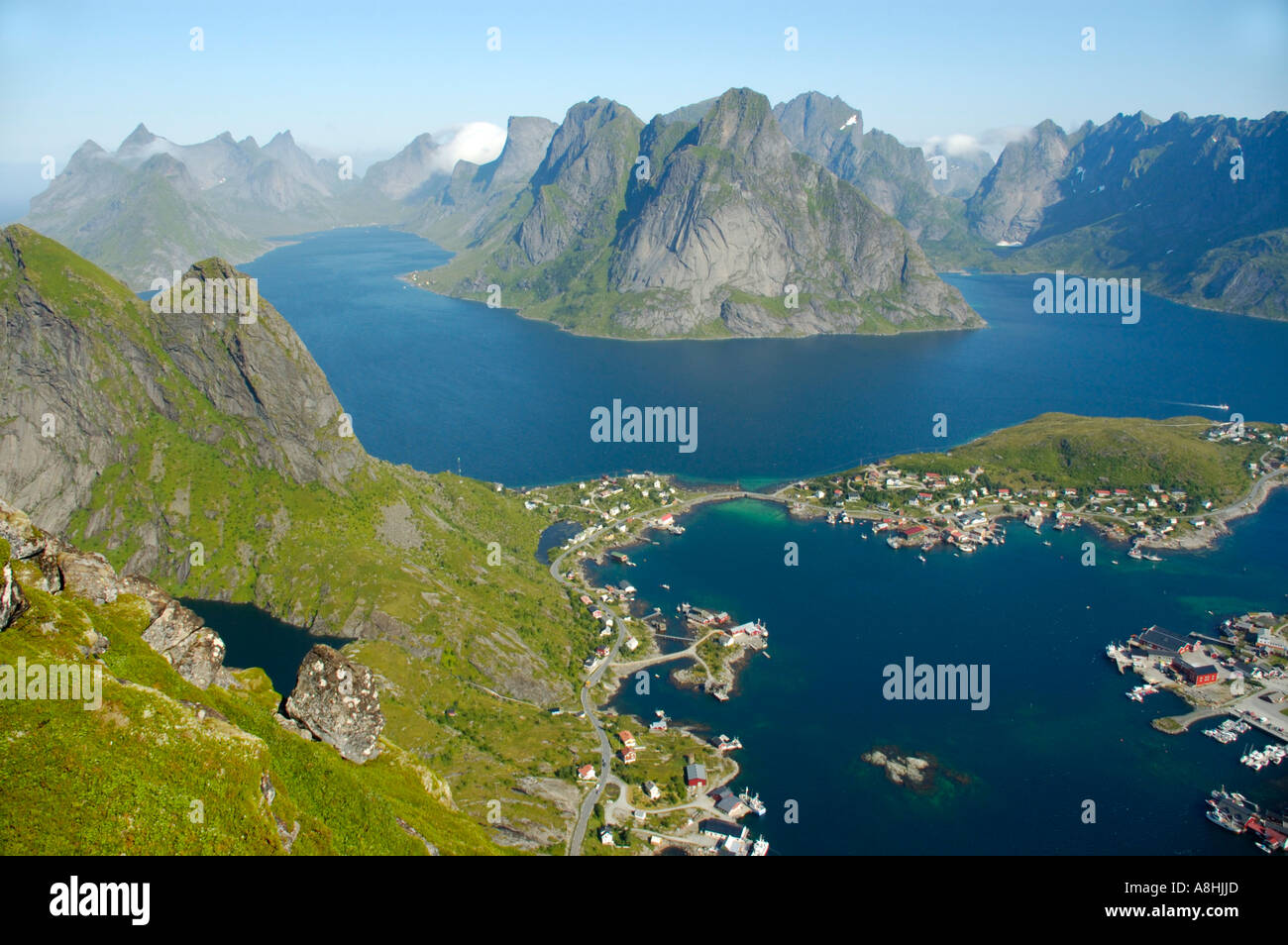 Blick vom Reinebringen auf Reine und Reinefjord mit rauen Berge Moskenesoya Lofoten Norwegen Stockfoto