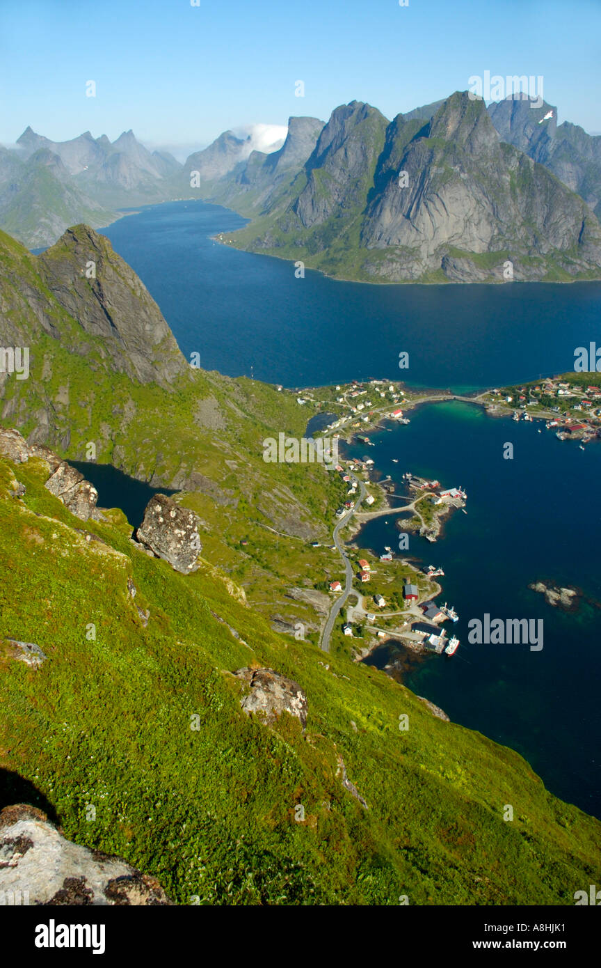 Blick vom Reinebringen auf Reine und Kjerkfjorden mit rauen Berge Moskenesoya Lofoten Norwegen Stockfoto