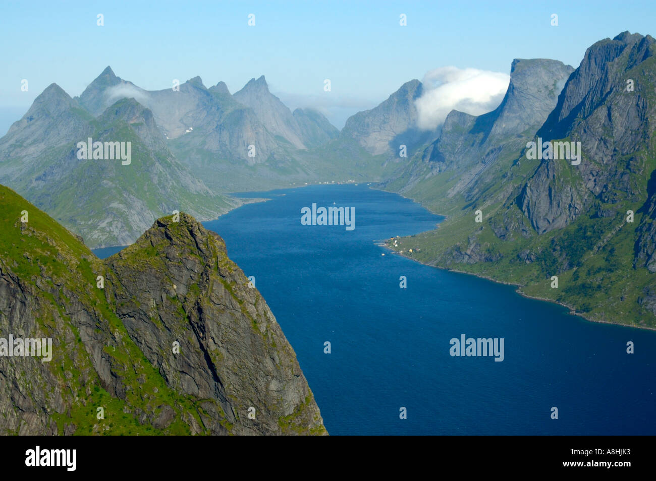 Blick vom Reinebringen auf Kjerkfjorden mit rauen Berge Moskenesoya Lofoten Norwegen Stockfoto