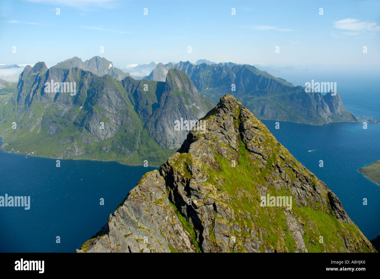 Rauhe Gipfel Navaren und Reinefjord mit Bergen Moskenesoya Lofoten Norwegen Stockfoto