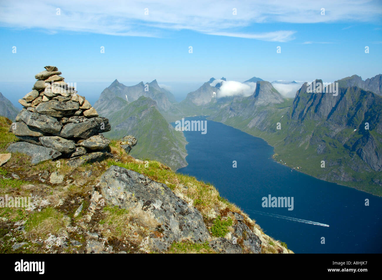 Blick vom Gipfel des Veinestinden auf Kjerkfjorden mit rauen Bergen Moskenesoya Lofoten Norwegen Stockfoto