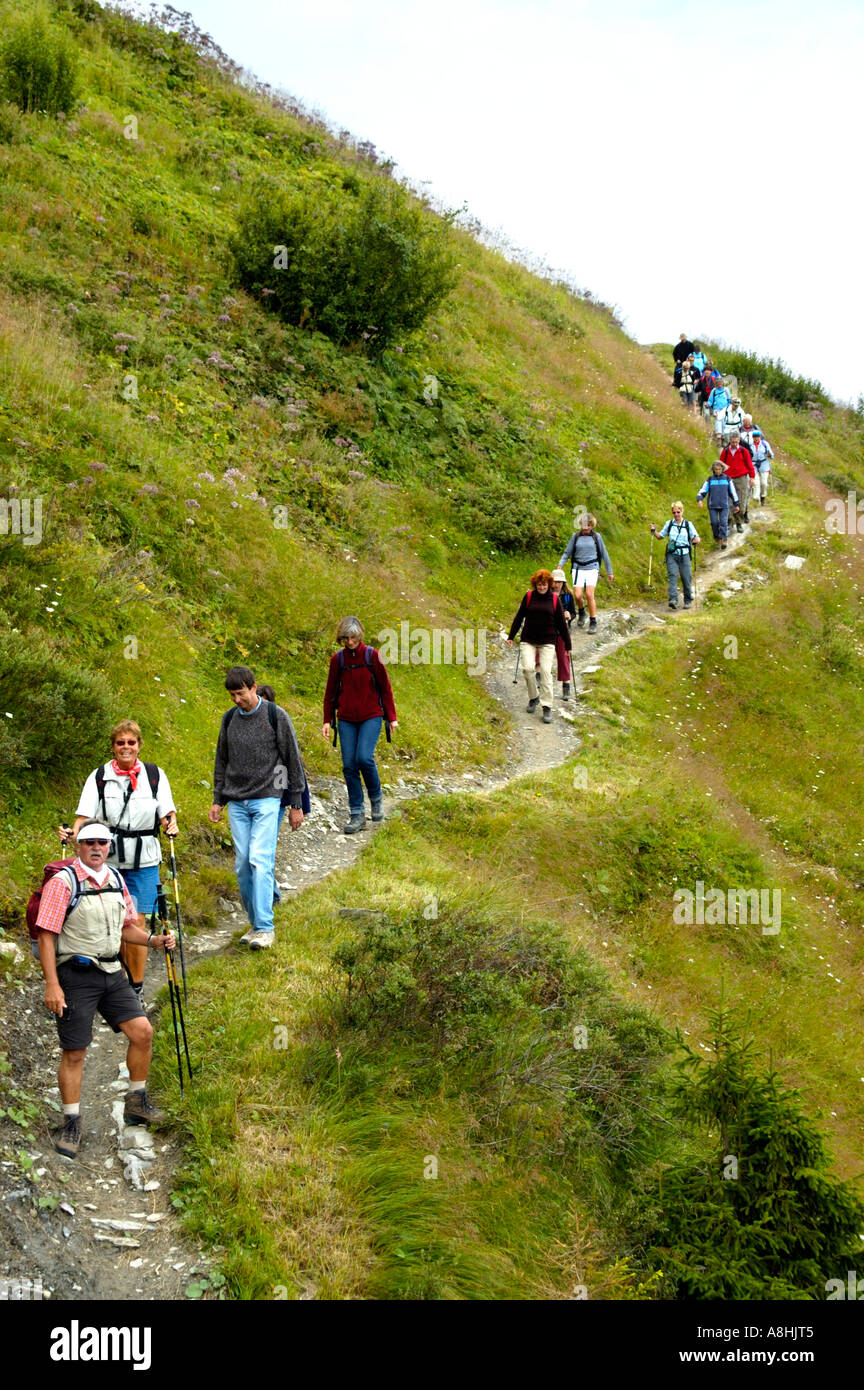 Große Wandergruppe auf schmalen Pfad Mont Joly Haute-Savoie-Frankreich Stockfoto