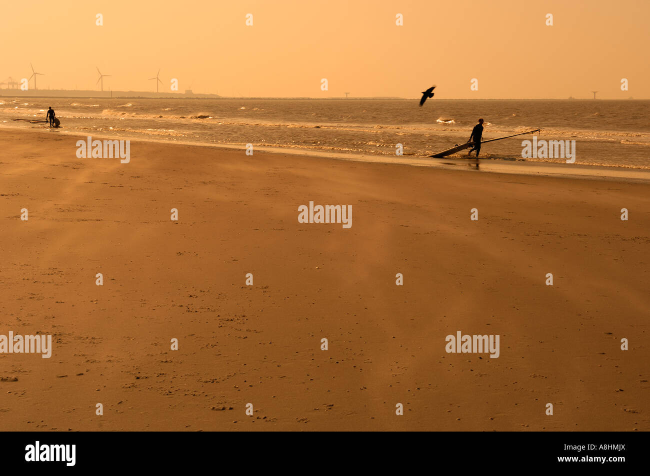 Zwei Surfmen am The Walk Schuld sehr leeren Strand wandern Stockfoto