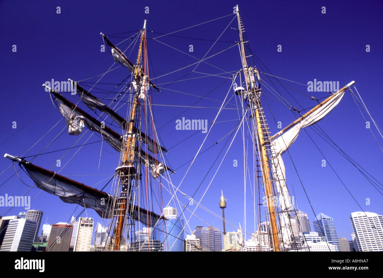 Masten und Takelage der Topografie im Lieferumfang von James Craig Darling Harbour Sydney CBD Skyline im Hintergrund Stockfoto