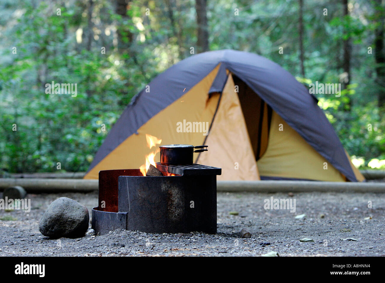 Topf am Lagerfeuer neben ein Iglu Zelt auf einem Campingplatz in British Columbia, Kanada Stockfoto