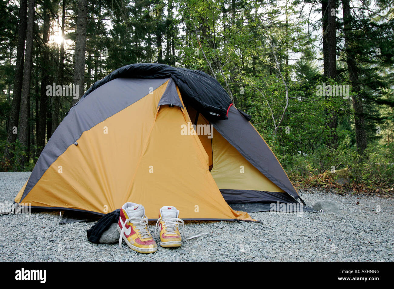 Iglu Zelt auf Schotter in den Wald, Britisch-Kolumbien, Kanada Stockfoto