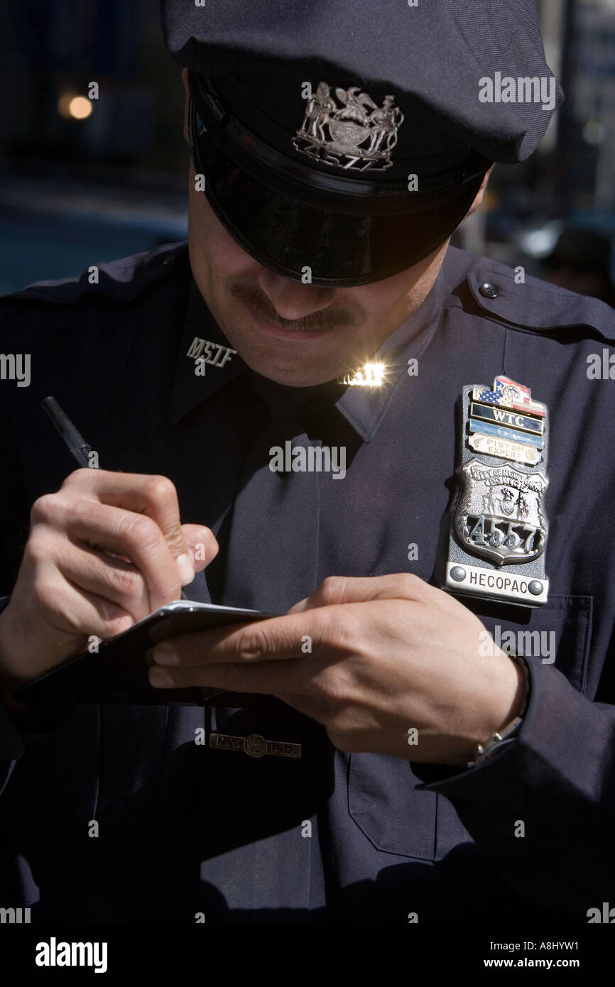 New York City Polizist schriftliche Vorladung USA Stockfoto