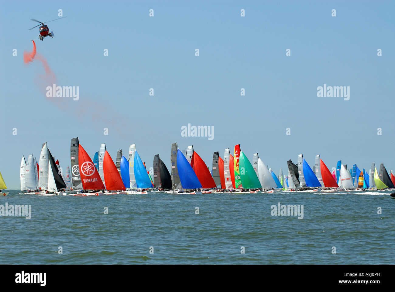 Im Jahr 2006 die 29. Zwitserleven Ronde Om Texel s Katze Rasse große Gruppe Hubschrauber roten Rauch Startsignal Stockfoto