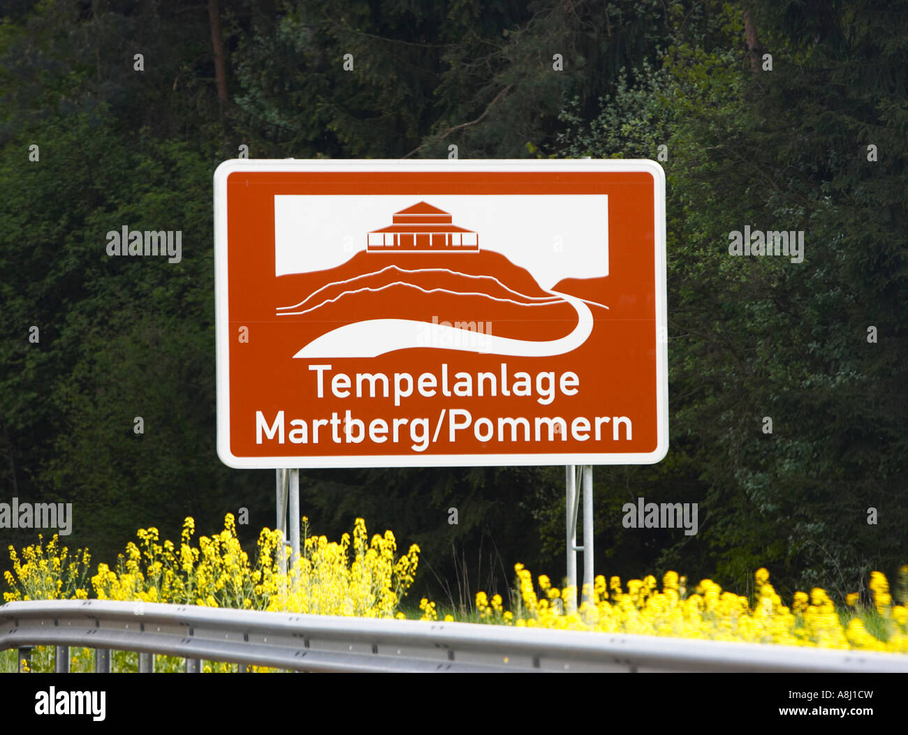 Deutsche Autobahn touristischen Hinweisschild für Tempelanlage Martberg Pommern Deutschland Europa - A römische Tempel Ausgrabungsstätte Stockfoto