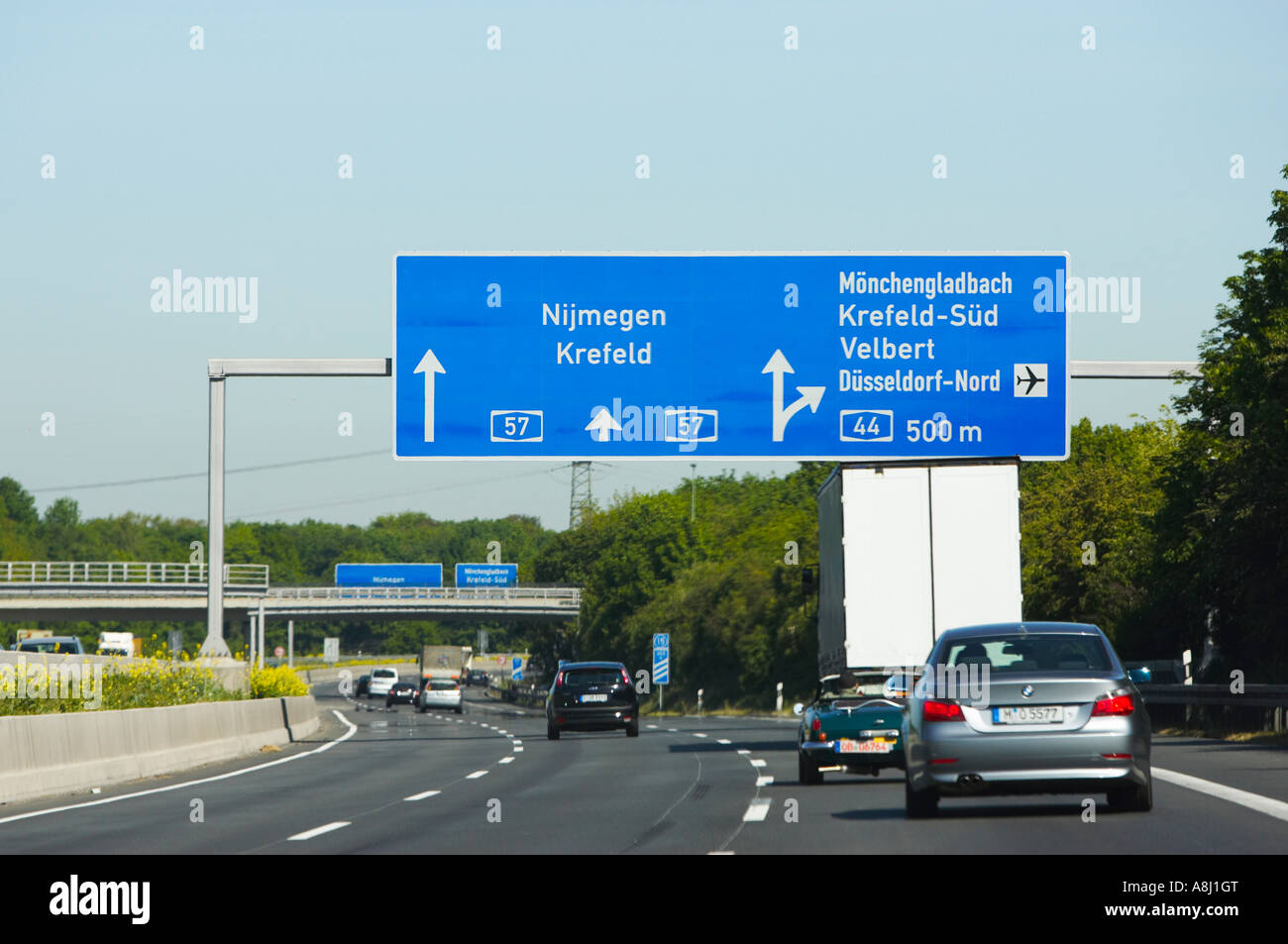 Autobahnschilder. Fahren auf einer deutschen Autobahn mit Verkehr in Deutschland Europa Stockfoto