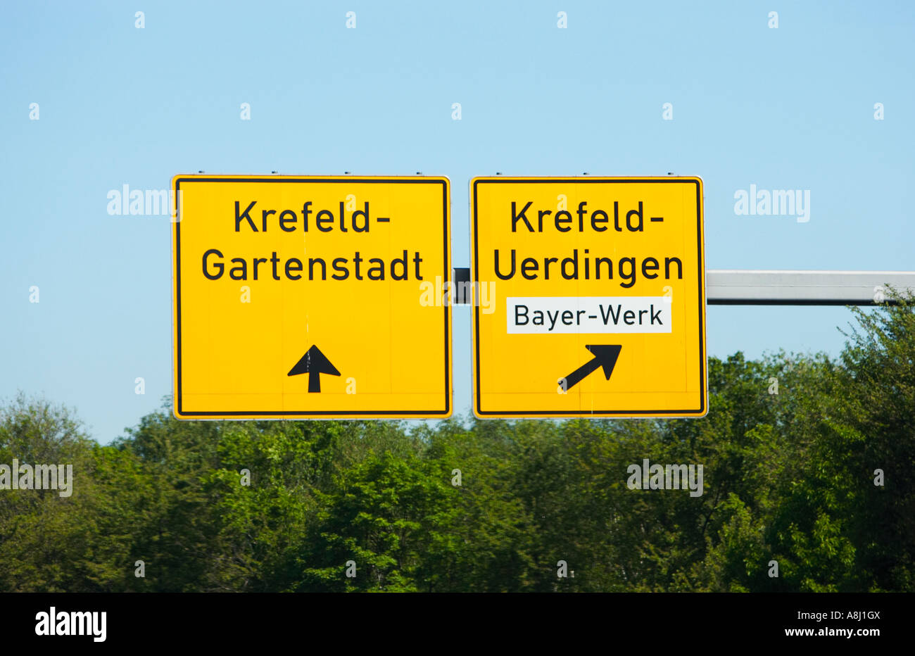 Deutsches Verkehrszeichen Ausfahrt für Ortsstraßen auf einem Autobahnschild, Deutschland, Europa Stockfoto