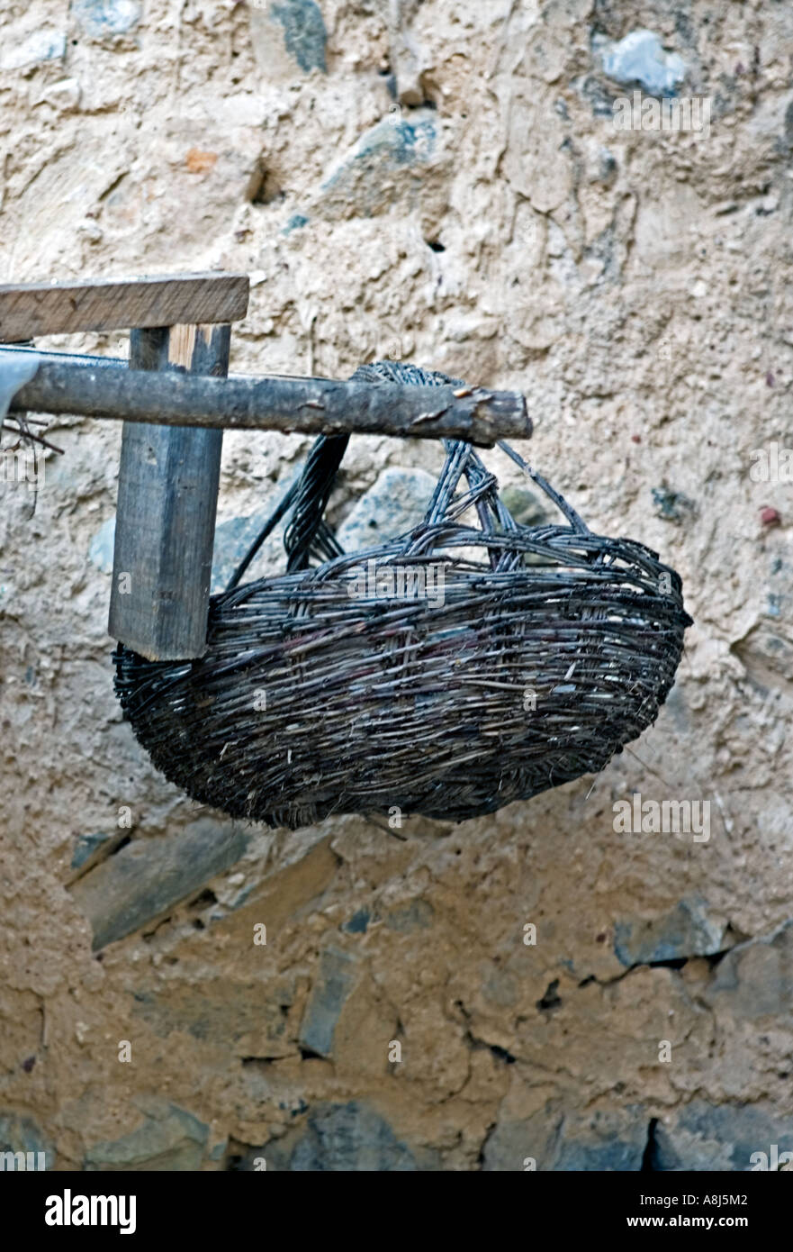 CHINA SIMATAI hausgemachte Korb hängen in den Hof eines kommunalen Bauernhauses, Ziegel Stockfoto