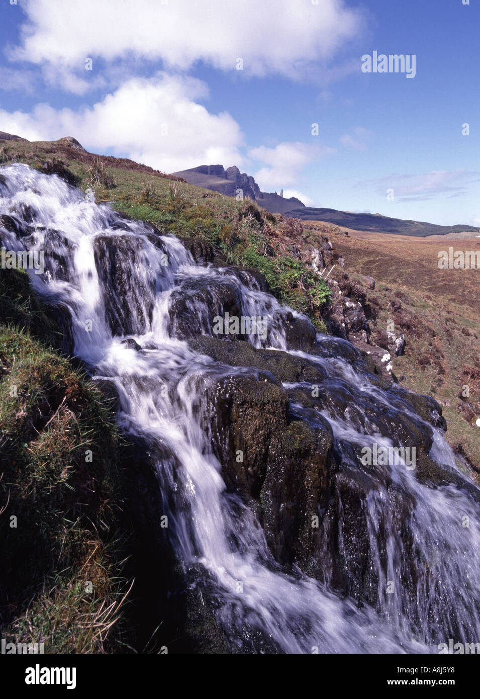 Schottische ländliche felsige Landschaft Landschaft & Brides Veil Wasserfall Felsen Blick auf Hügel Old man of Storr Berg Isle of Skye Highlands Scotland Großbritannien Stockfoto