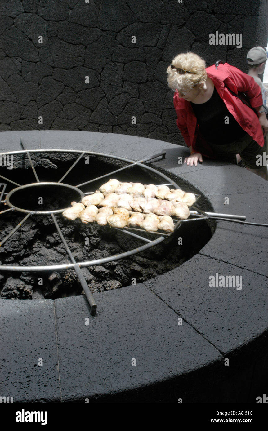 Huhn kochen auf den natürlichen Ofen im Restaurant El Diablo im Timanfaya Nationalpark auf Lanzarote Stockfoto