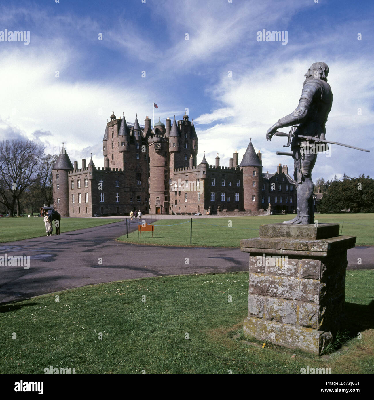 Führende Statue von König Karl I. vor historischen Scottish Glamis Castle ein denkmalgeschütztes Gebäude Hauptfassade Glamis Angus Schottland Großbritannien Stockfoto