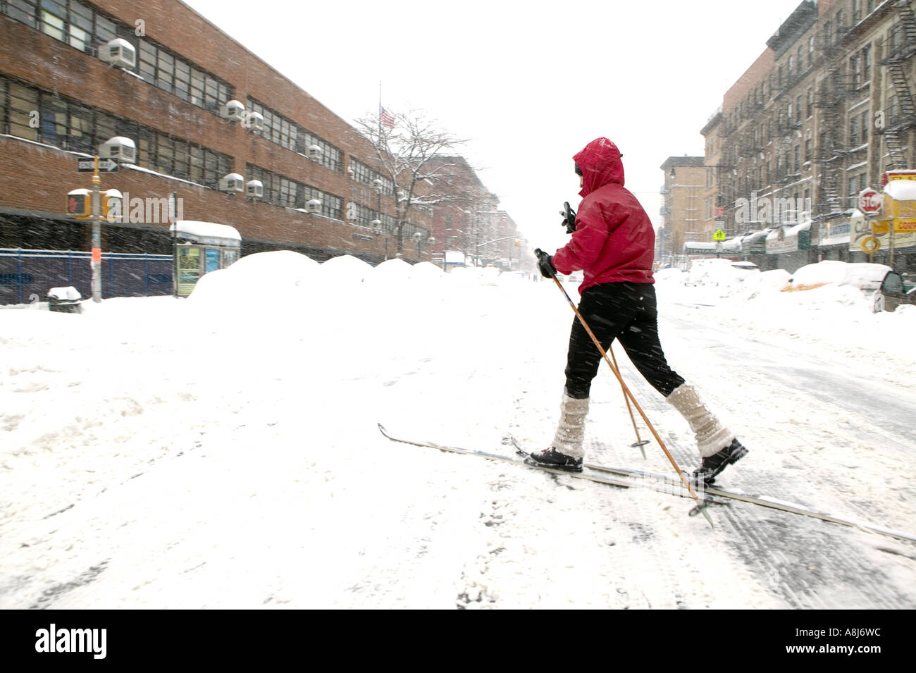 Eine weibliche cross Country Ski in Harlem während eines Schneesturms in New York City USA Februar 2006 Stockfoto