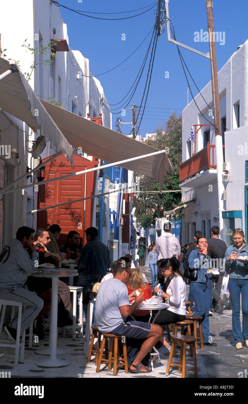Griechenland-Mykonos-Touristen im Cafe Stockfoto