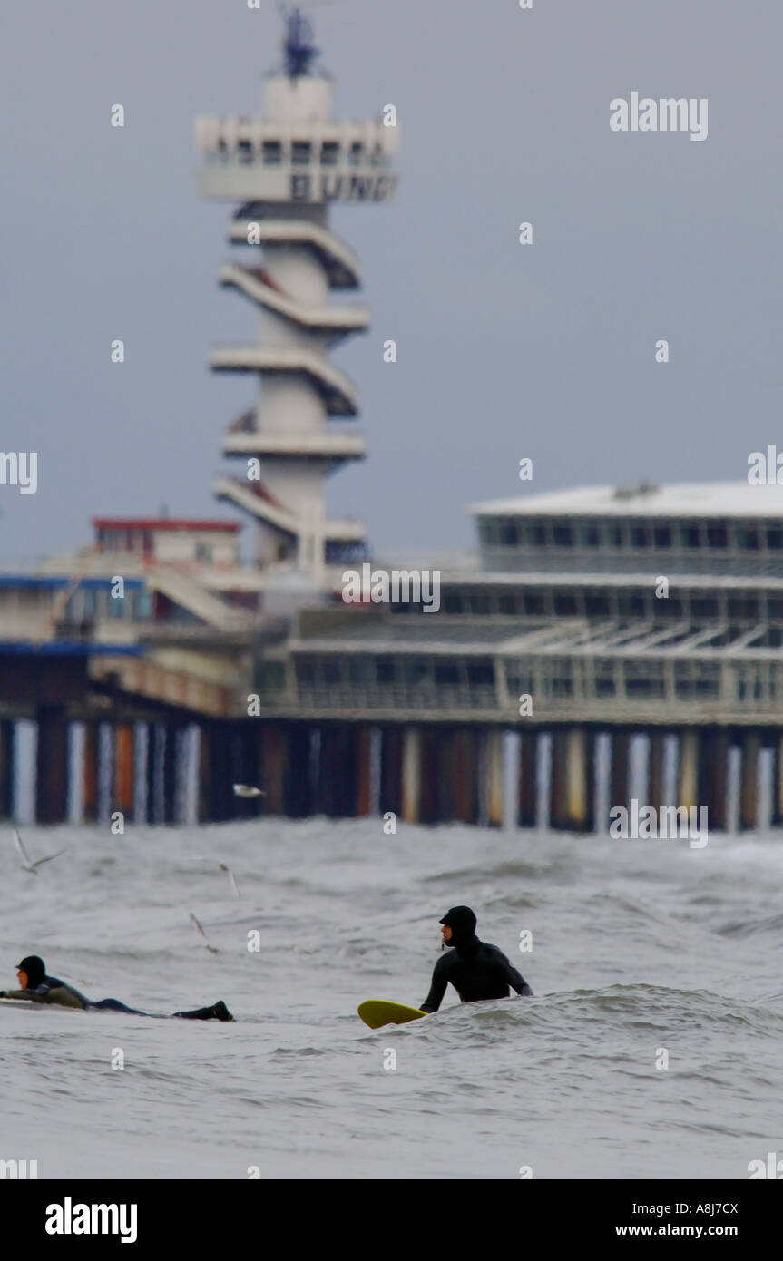 Welle surfen 2006 Stadt platzieren Scheveninger Strand Zuid Holland an einem trüben Tag mit shopping Steg auf dem Hintergrund Stockfoto