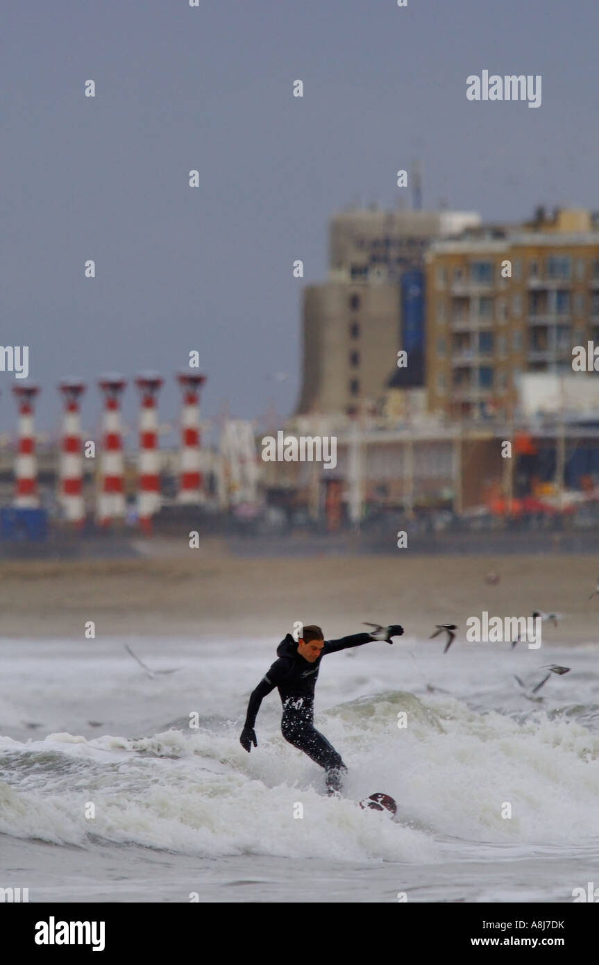 Welle surfen 2006 Stadt platzieren Scheveninger Strand Zuid Holland an einem trüben Tag mit Strand und Gebäude im Hintergrund Stockfoto