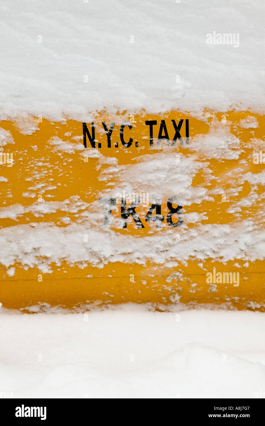 Ein yellow Cab ist auf einer schneebedeckten Straße in Harlem nach einem Schneesturm in New York City USA Februar 2006 abgestellt. Stockfoto