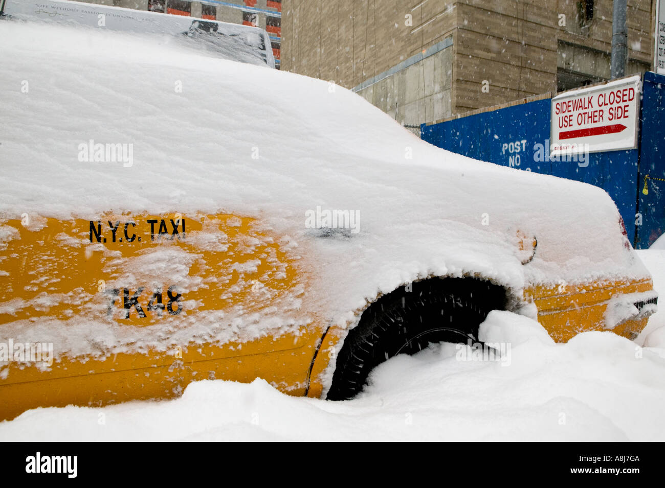 Winter. Eine Frau Mit Einem Besen Säubert Auto Vom Schnee Auf Der Straße  Nach Großem Schneesturm In Der Stadt, Alle Autos Unter Schnee, Eisige  Straßen, Schneebedeckte Straßen Lizenzfreie Fotos, Bilder und Stock