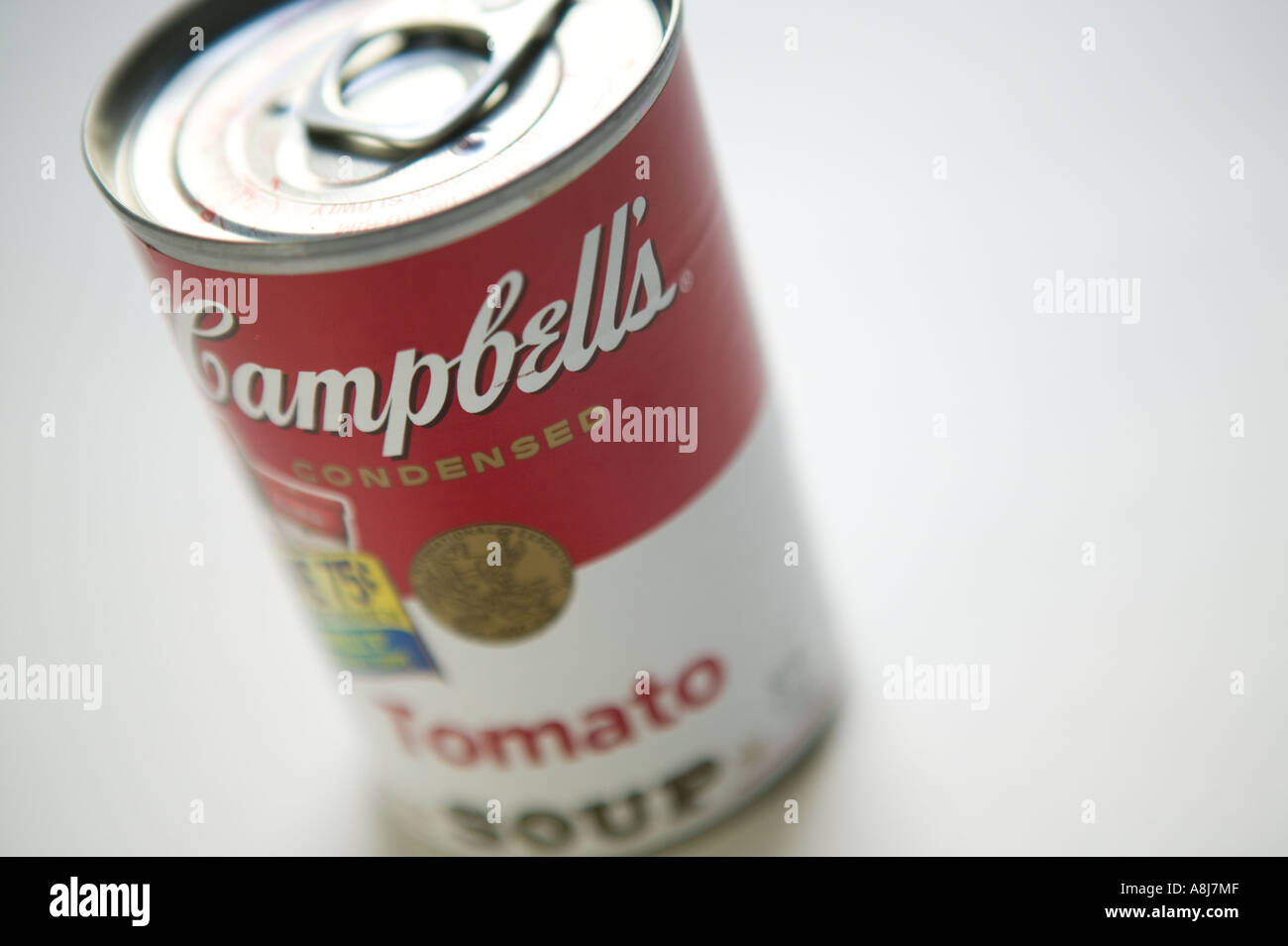 Sudio Schuss eine Dose Campbell s Tomatensuppe sitzt auf einer weißen Oberfläche Hintergrund 2006 Stockfoto
