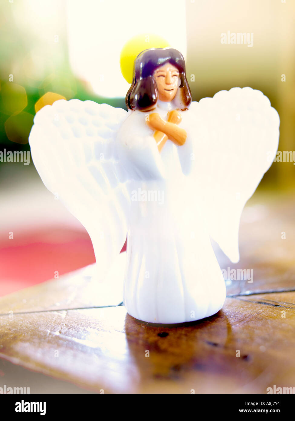Weißer Kunststoff Engel mit Flügeln vor der Weihnachtsbaum auf Tisch stehend Stockfoto