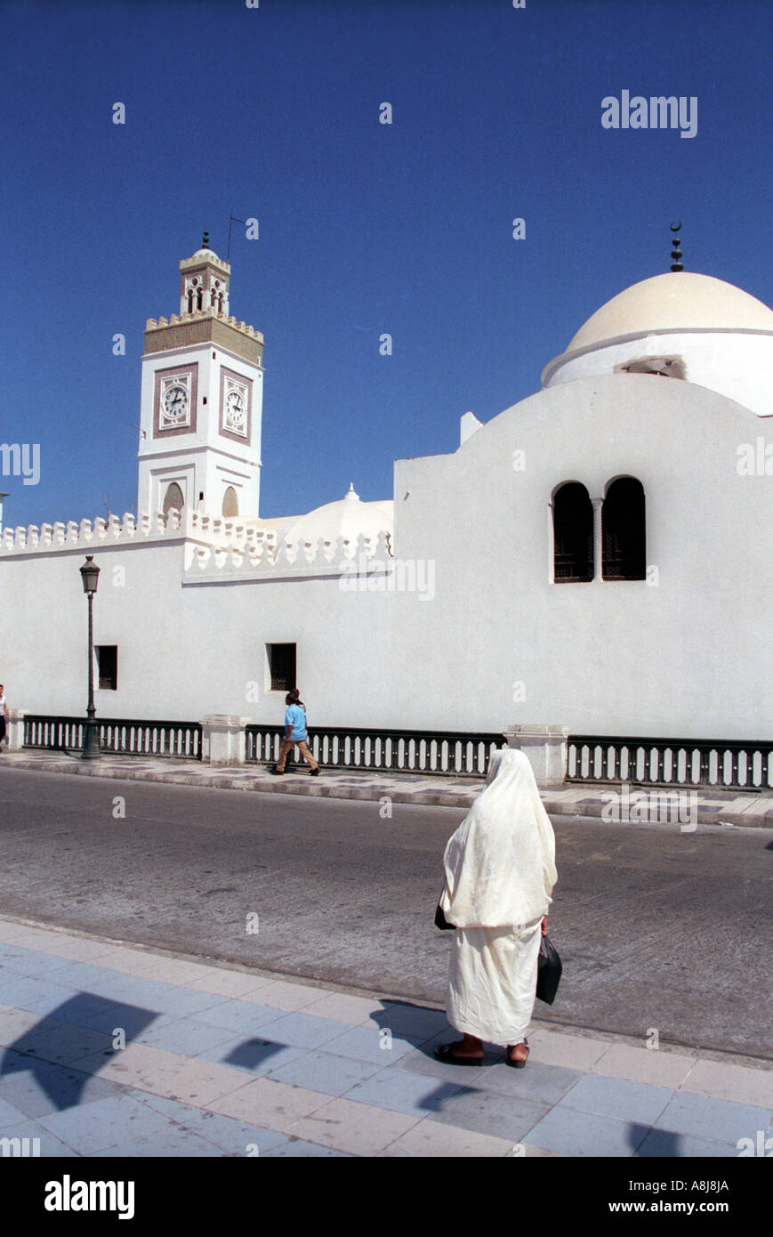 Blick auf die Djemaa Djedid Moschee auf der Place des Martyrs ex Place du Gouvernement in Algier Algerien 2000 Stockfoto