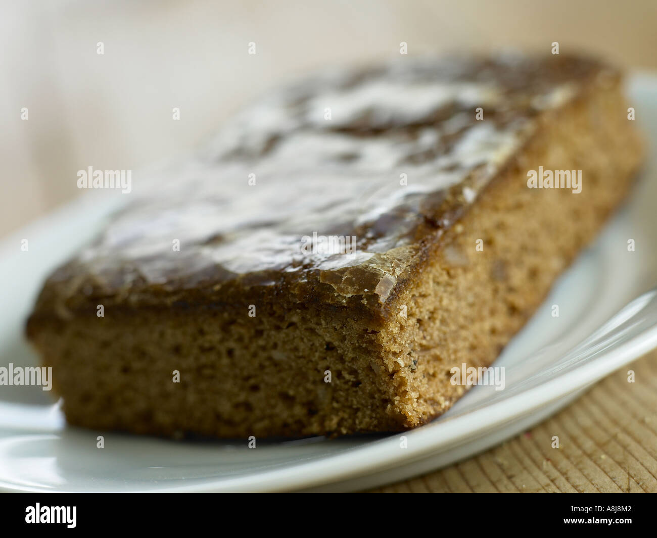Scheibe Ingwer Kuchen auf Teller Schüsse aufs glitzernde glänzende Spitze Winkel Stockfoto