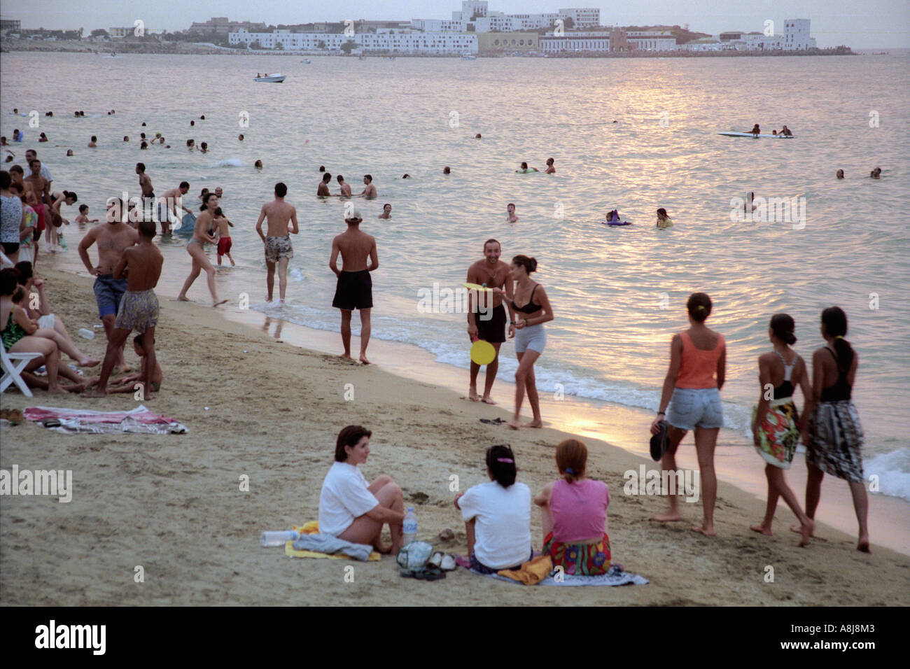 Moretti Pin Menschen genießen Sie einen Sommerabend am Strand außerhalb Algier ...