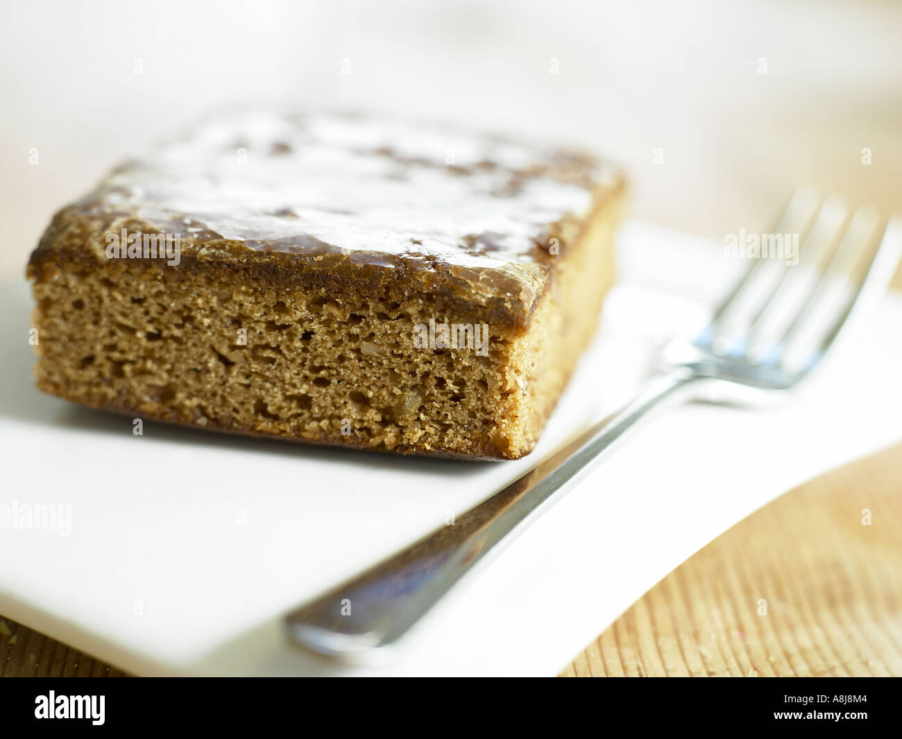 Scheibe Ingwer Kuchen auf Teller mit glitzernden glänzend Gabelspitze Stockfoto