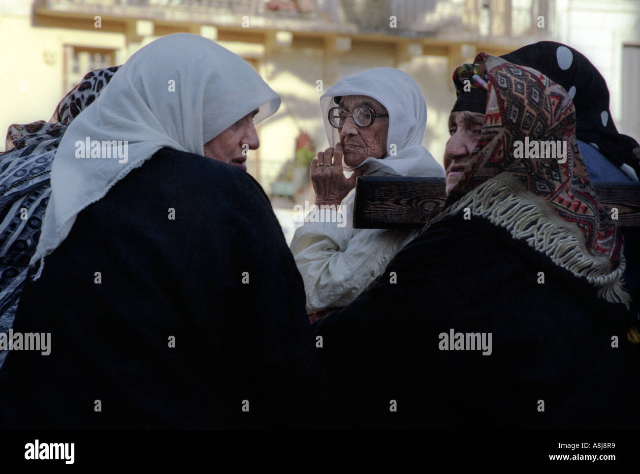 Alte Frauen Chat in Algier Algerien 2000 Stockfoto