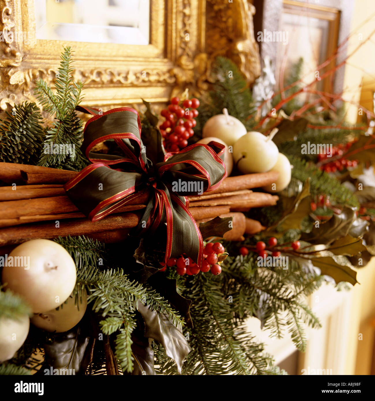 Weihnachtsdekoration-Kamin mit Zimt, Tanne und Kerzen Stockfoto