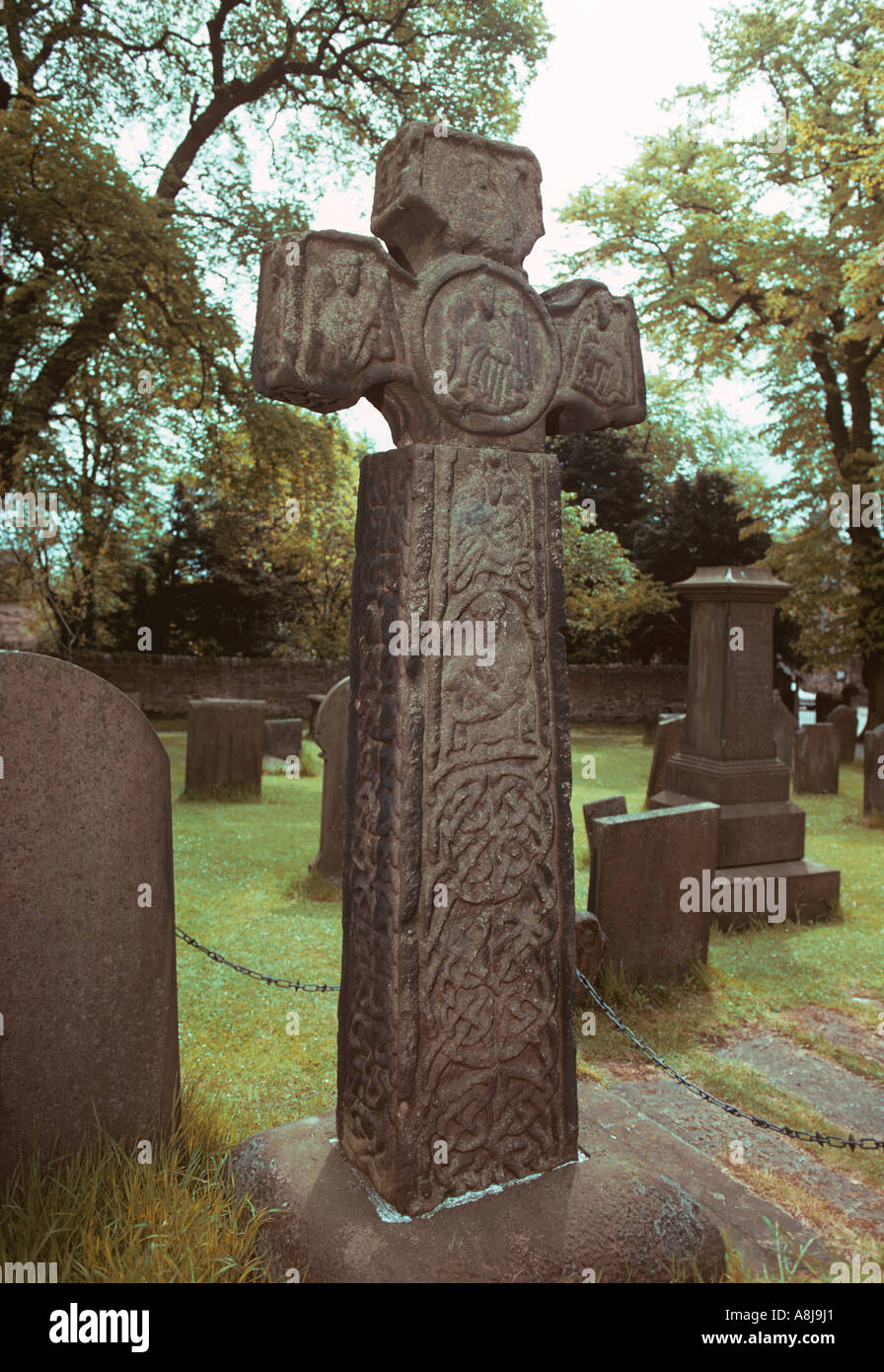 Große dekorierte Keltenkreuz in Eyam Kirchhof Derbyshire Stockfoto