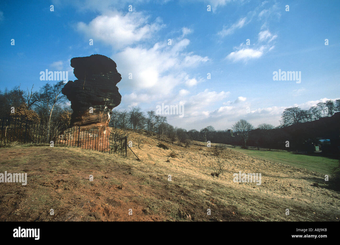 Hemlock Stein große erodierten Sandsteinsäule mit Blick auf die Stadt Bramcote Nottinghamshire Stockfoto