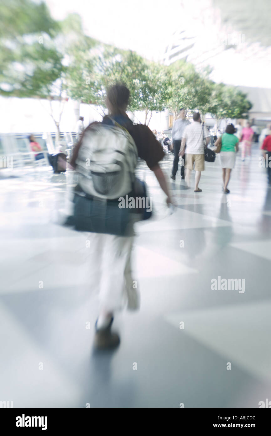 Junger Mann mit Rucksack Douglas International Airport Charlotte NC Stockfoto