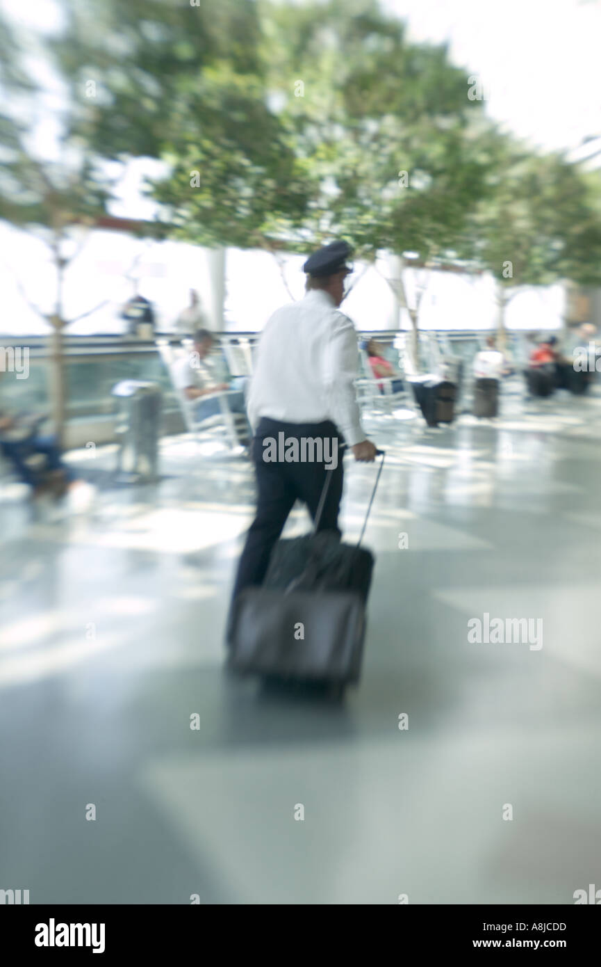 Flugbesatzung mit rollenden Fall Douglas International Airport Charlotte NC Stockfoto