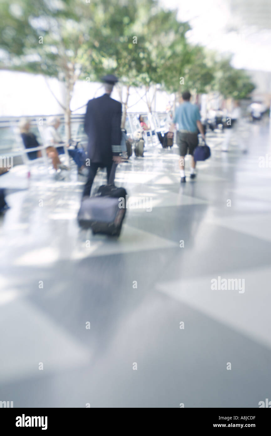 Flugbesatzung mit rollenden Fall Douglas International Airport Charlotte NC Stockfoto