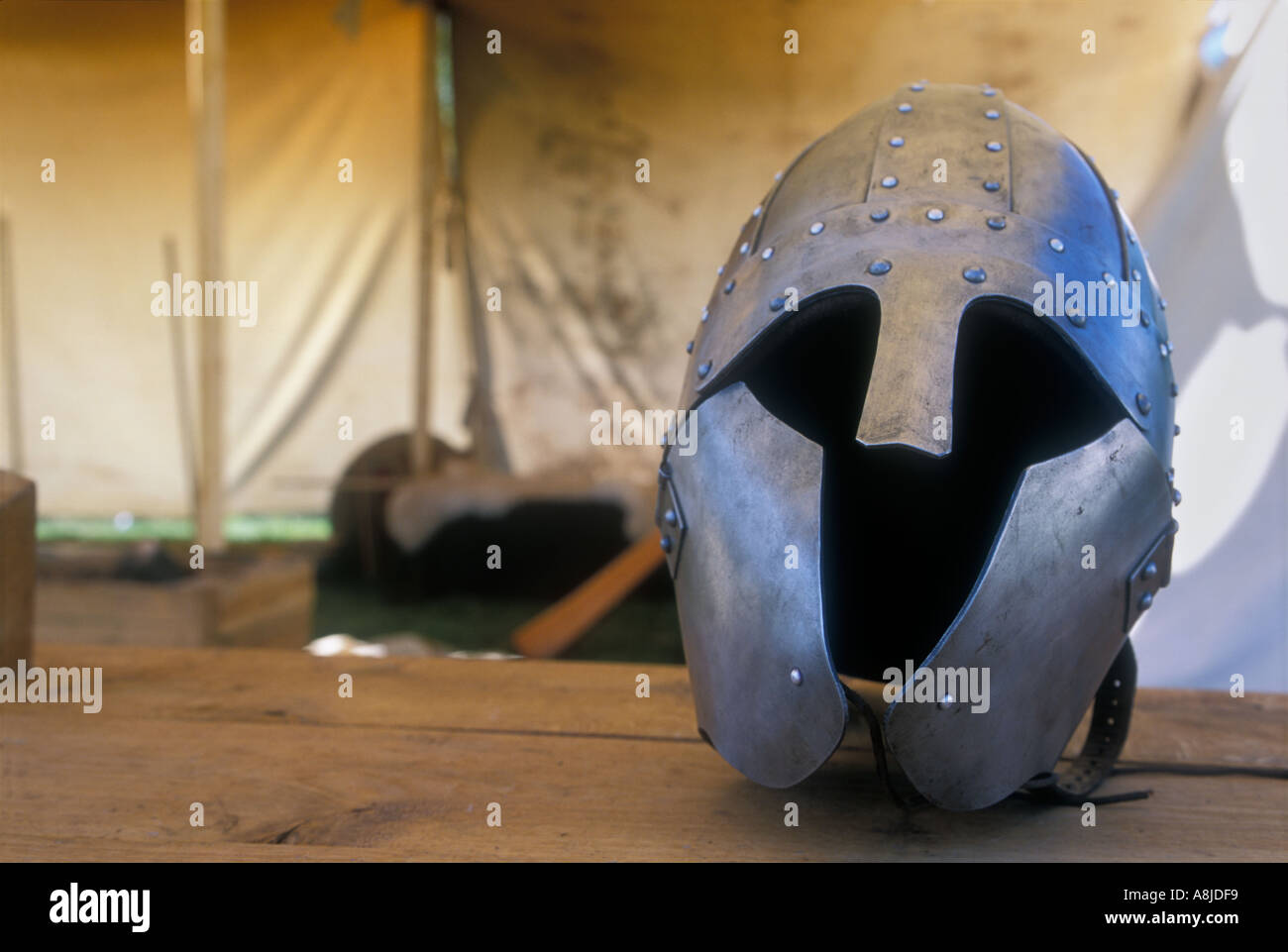 Helm auf dem English Heritage Festival Geschichte 2004 Stockfoto