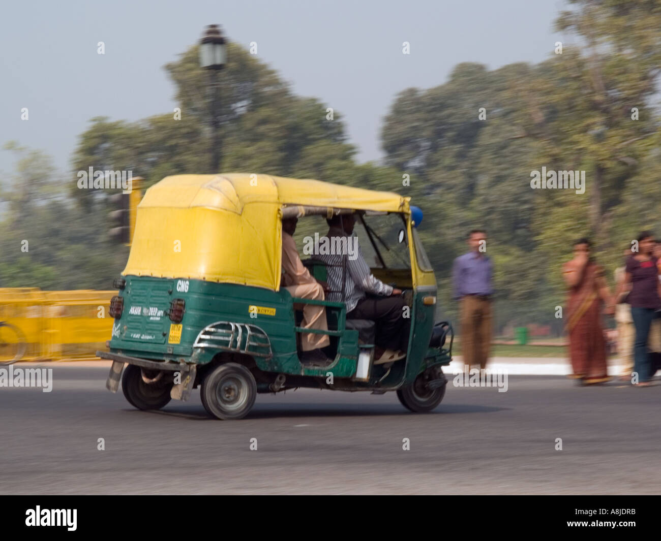 Grün und gelb Autorikscha angetrieben von komprimiertem Erdgas CNG zur Verringerung der Luftverschmutzung in der Innenstadt. Neu-Delhi Indien Stockfoto