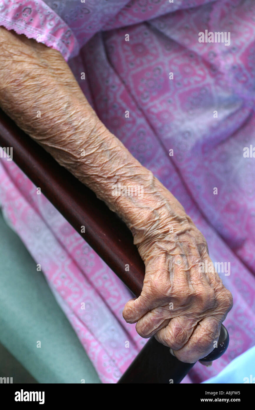Die faltige Haut eine 94 jährige asiatische Dame in einem Pflegeheim für asiatische Senioren Aashna House, London, UK, April 2006. Stockfoto