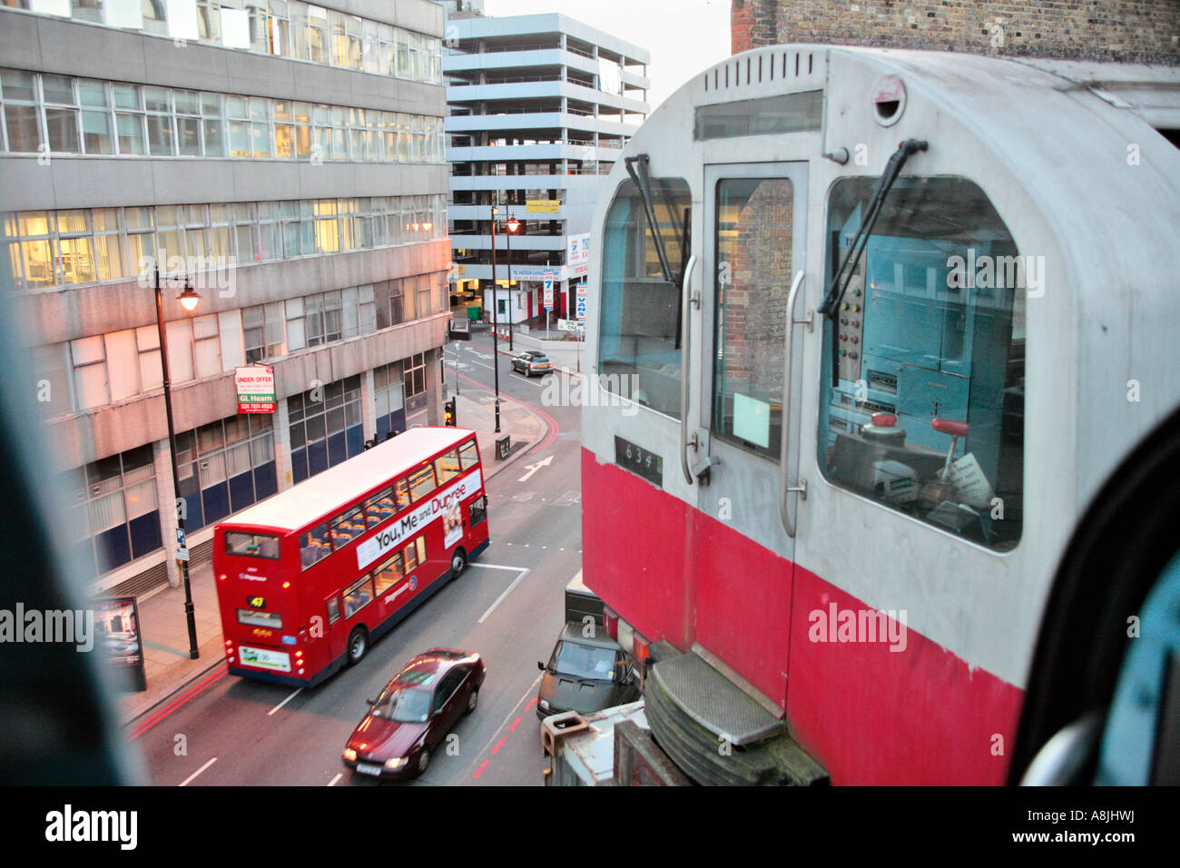 eine u-Bahn steht über einer Straße in Shoreditch, london Stockfoto