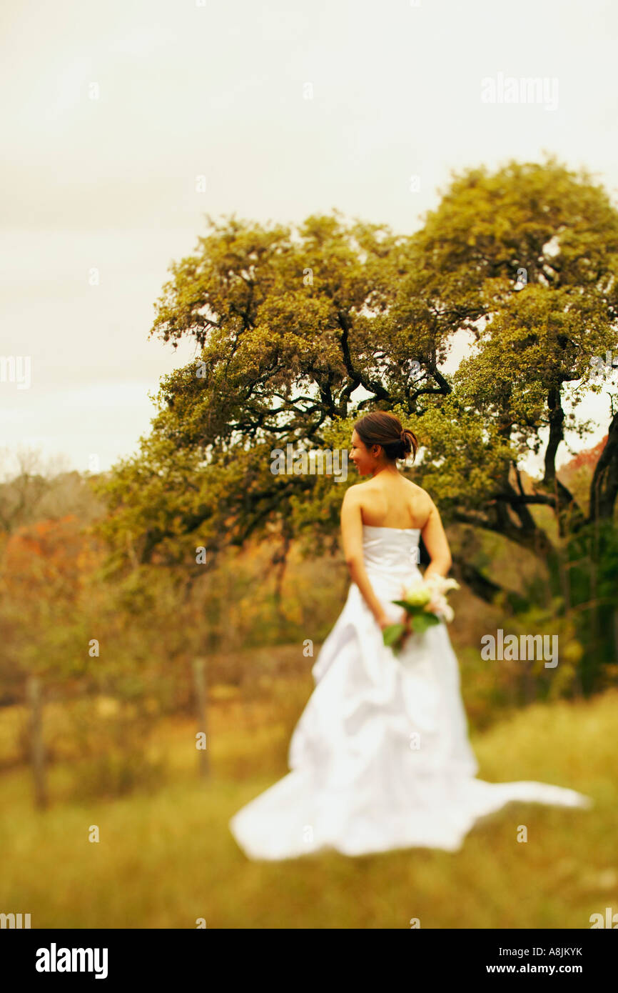 Rückansicht des eine Braut hält einen Blumenstrauß Stockfoto
