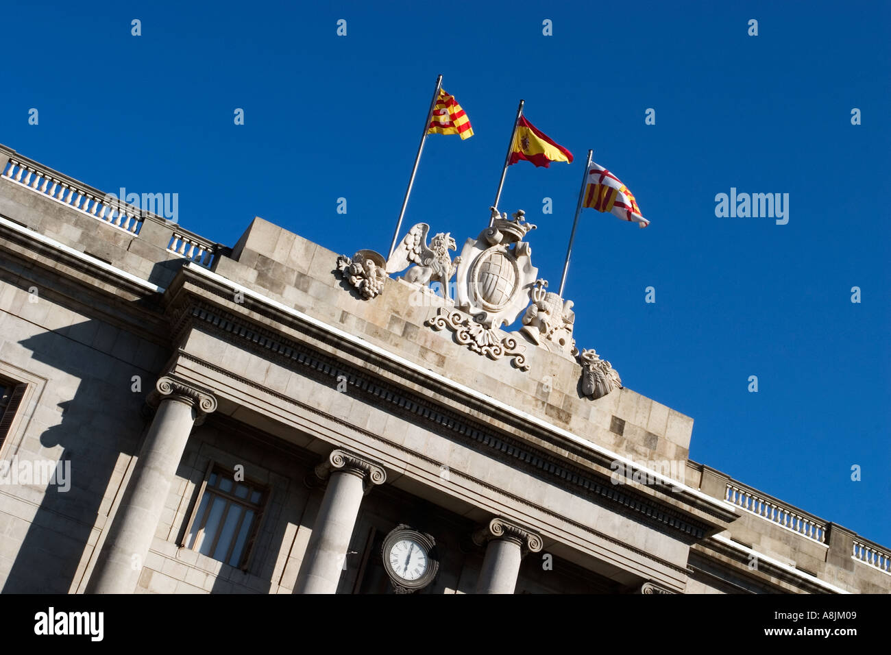 Sechs Uhr am Rathaus in Placa Sant Jaume Barcelona Spanien Stockfoto