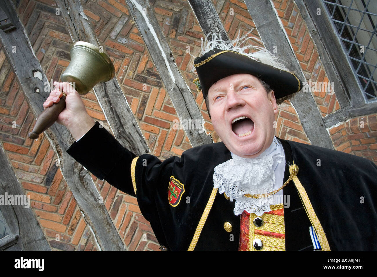 Colchester Town Crier Robert Needham in Aktion seine Glocke läuten und schreien Stockfoto