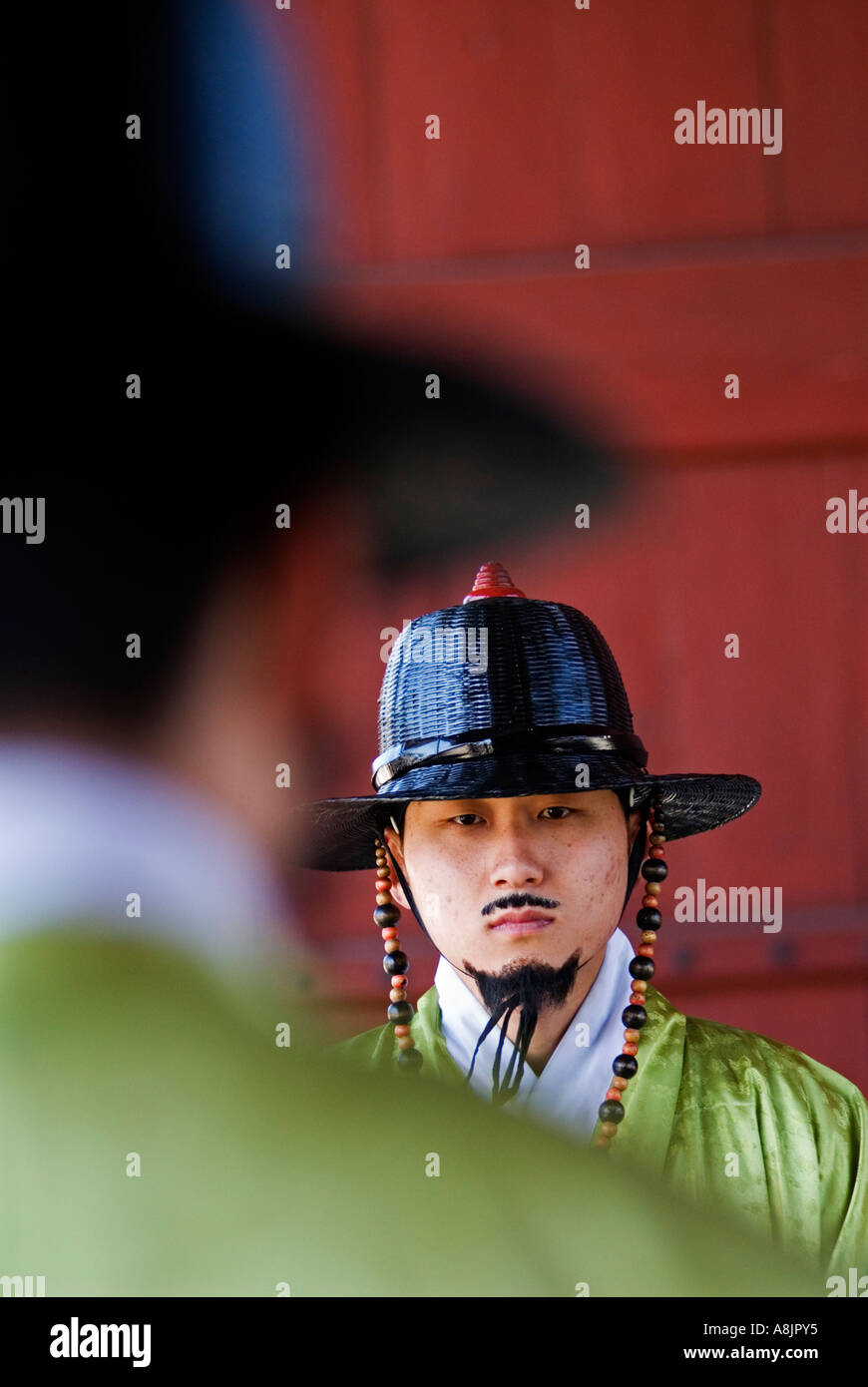 Detail der zeremoniellen Wachen in traditioneller Uniform im Gyeongbokgung Royal Palace Seoul Südkorea Stockfoto