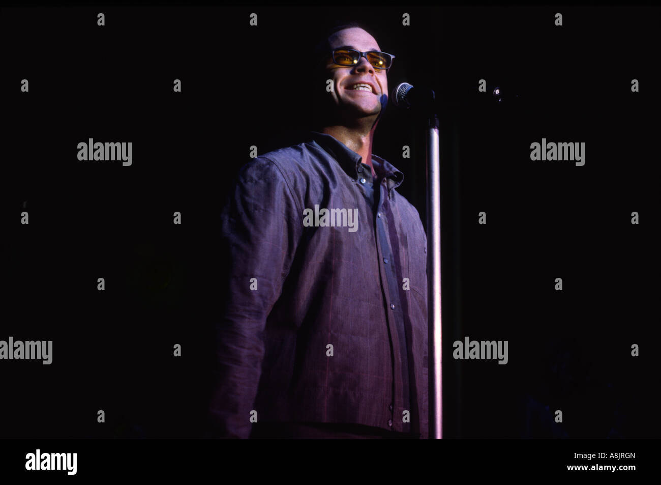 Robbie Williams bei Nottingham Felsenstadt auf seine erste große Tournee nach der Trennung von nehmen, dass das Konzert wahrscheinlich im Jahr 1997 Stockfoto