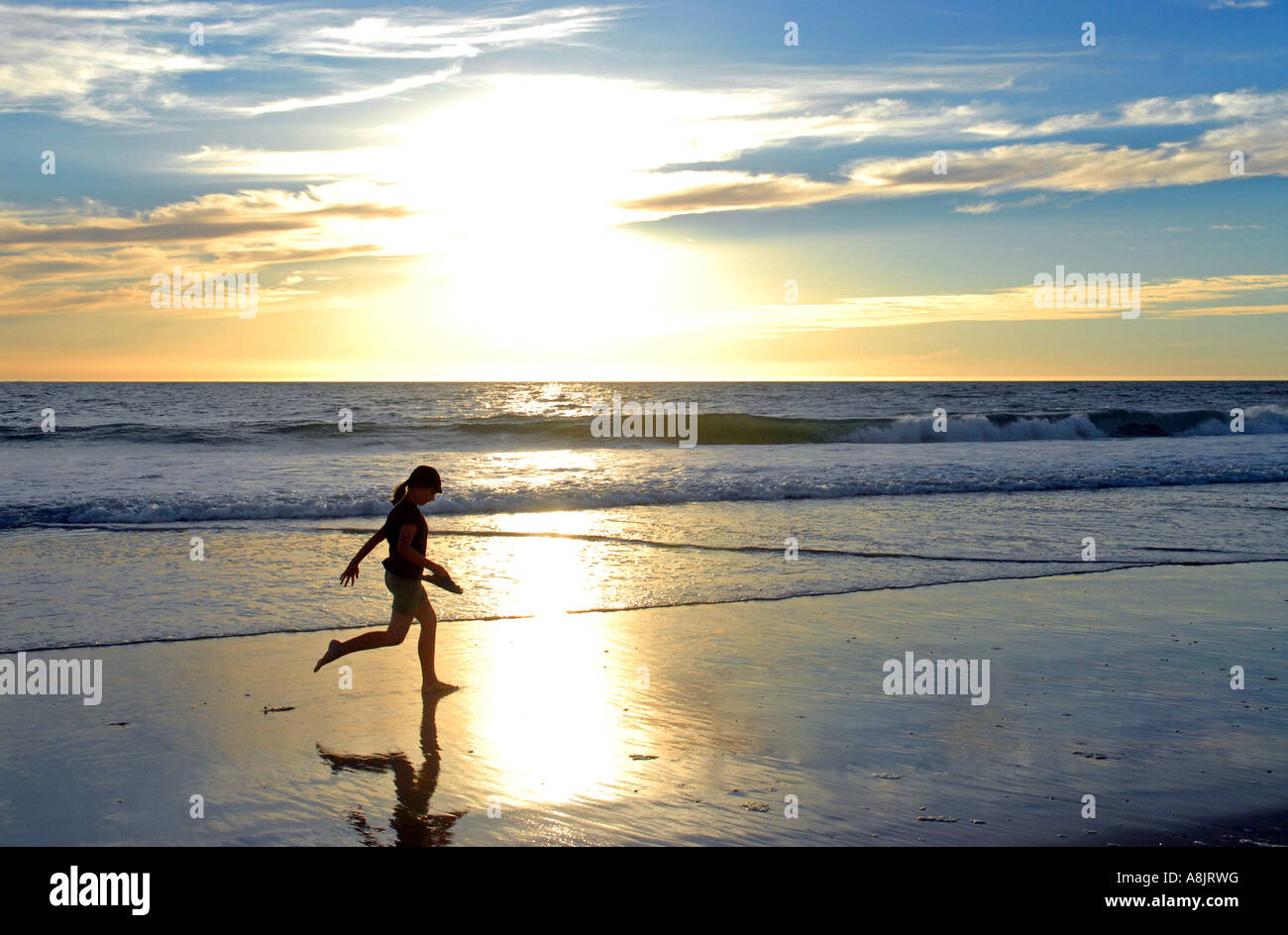 Mädchen am Strand laufen Stockfoto