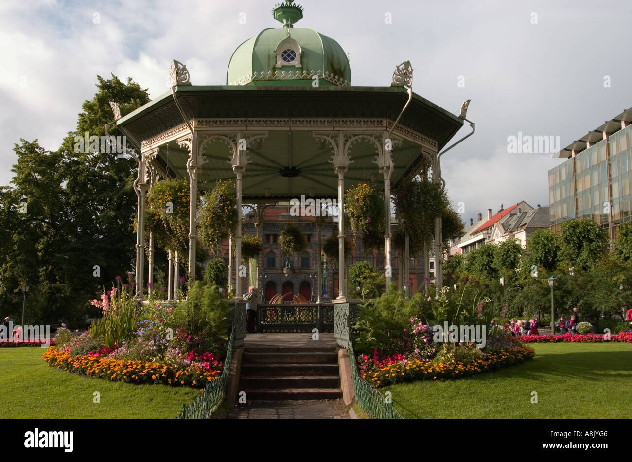 Gartenlaube beringt mit roten Blumen Ole Bulls Plass Bergen Norwegen Stockfoto