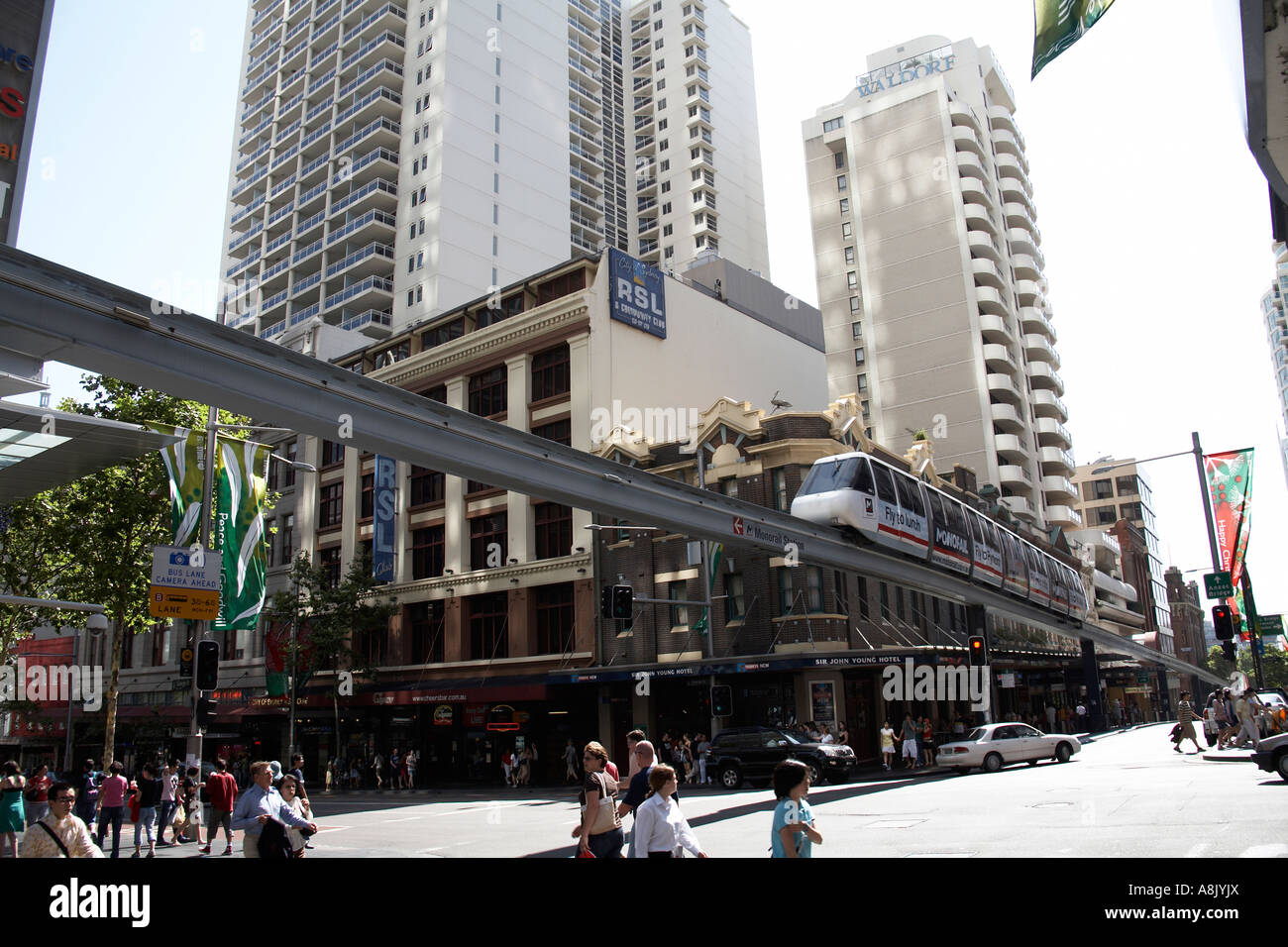 Einschienenbahn in Süd-West-Ecke von George und Pitt Street mit Fußgängern im Stadtzentrum von Sydney New South Wales NSW Austr Stockfoto